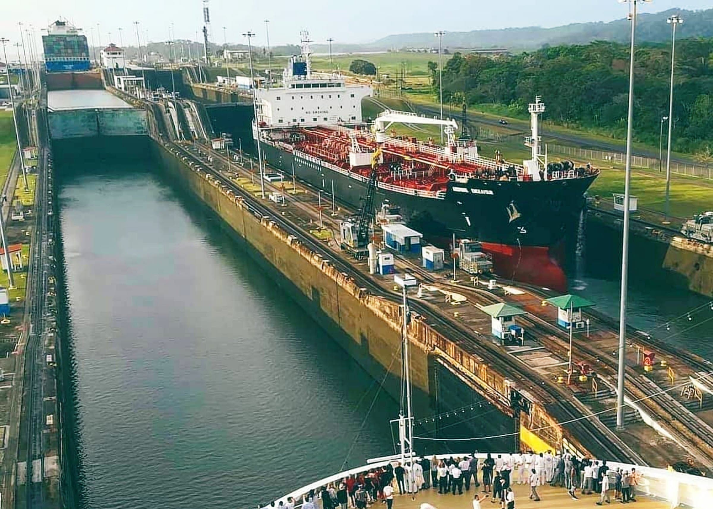 Navio-tanque passando por uma das eclusas do Canal do Panamá