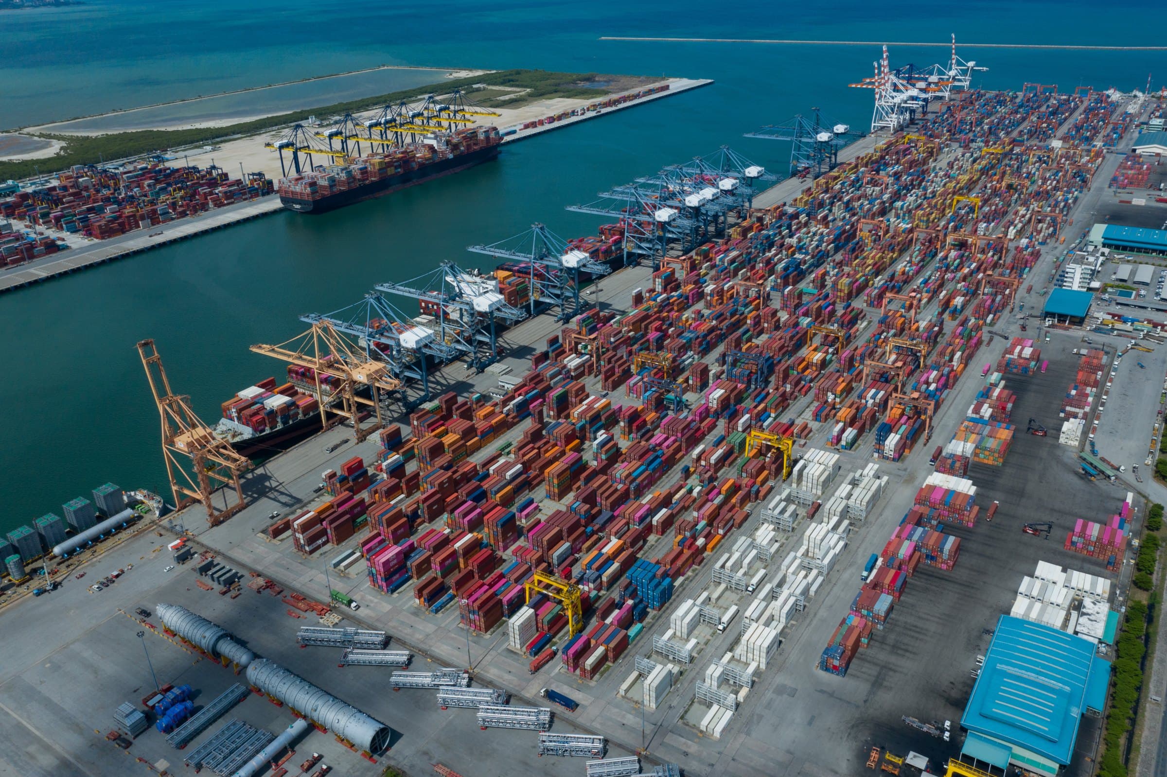 Vista aérea dos terminais de contêineres do porto de Laem Chabang, na Tailândia, com navios atracados